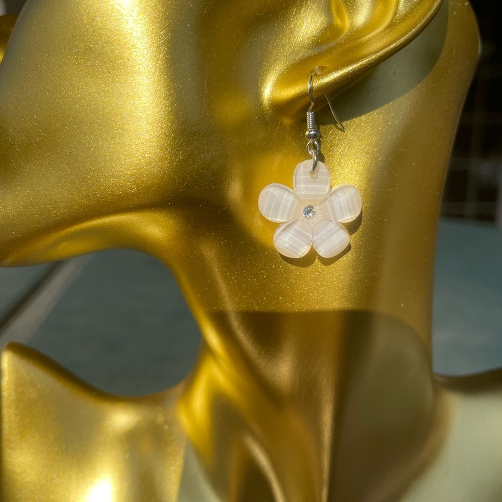 White flowers, mold, silver plated earrings 
Fia’s custom design